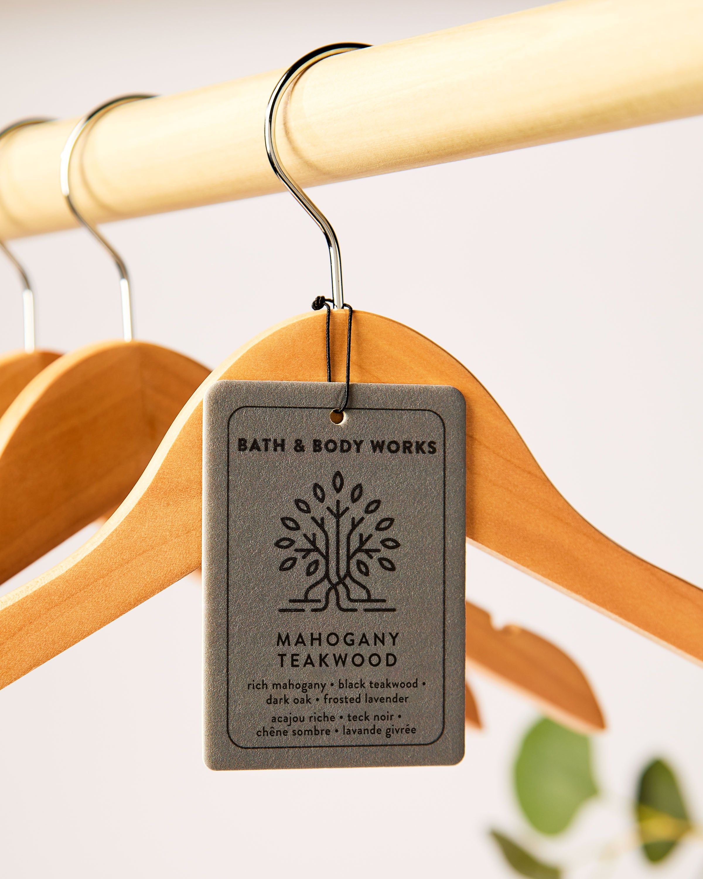 Odorizant Mahogany Teakwood Bath & Body Works – aromă lemnoasă elegantă pentru dulap și garderobă.