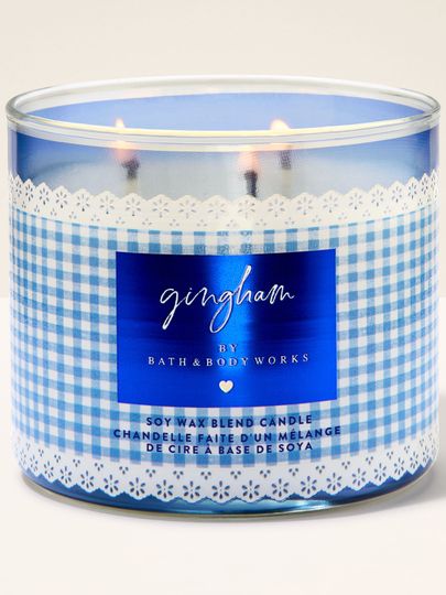 Lumânare parfumată cu 3 fitiluri Bath & Body Works Gingham, în recipient din sticlă cu model gingham albastru.