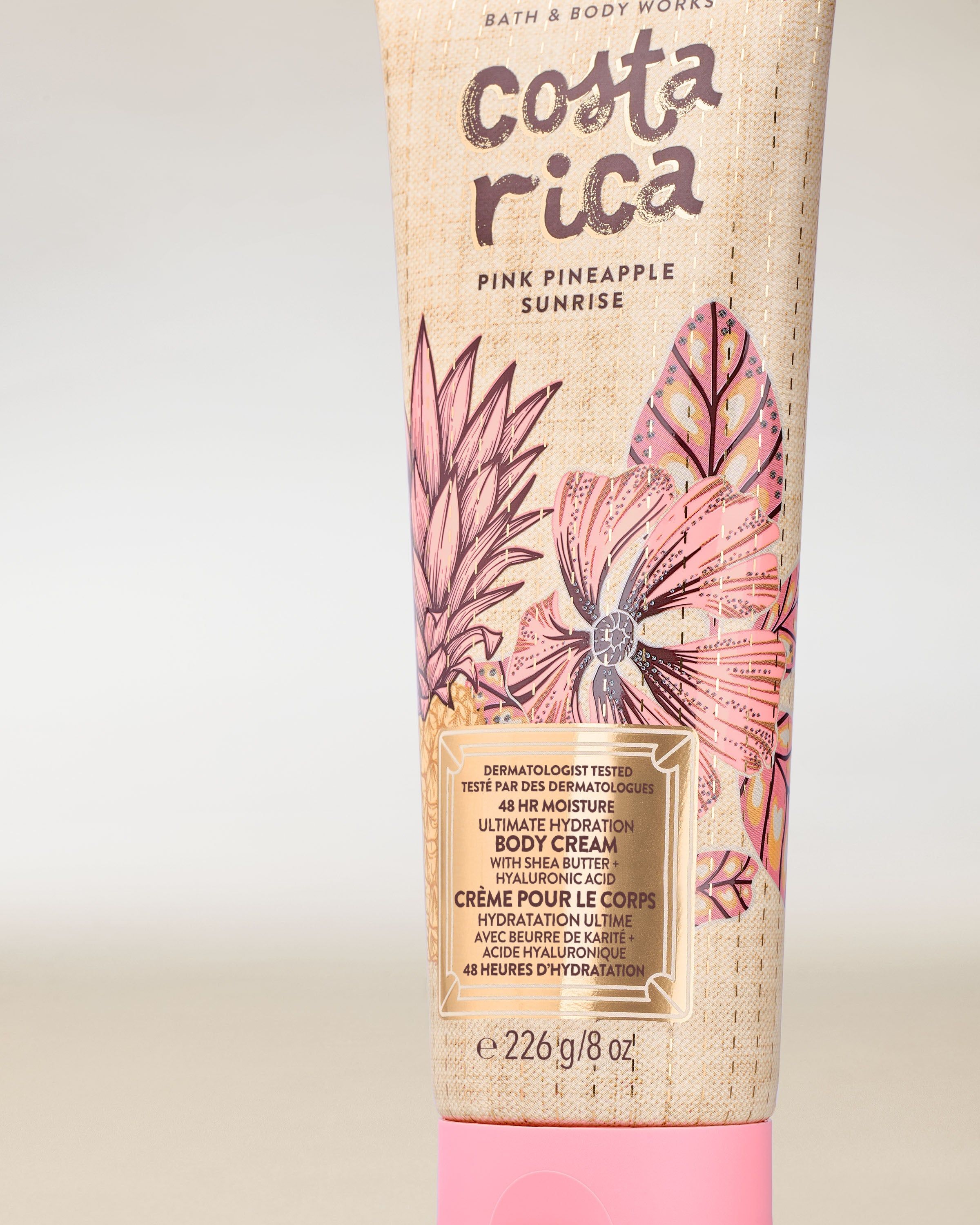 Cremă de corp Costa Rica Pink Pineapple Sunrise în tub pastel cu grafică tropicală și detalii roz.