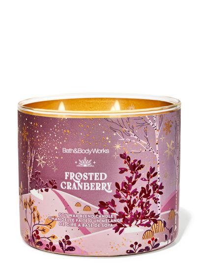 Lumânare parfumată Frosted Cranberry Bath & Body Works cu peisaj de iarnă și motiv de merișoare