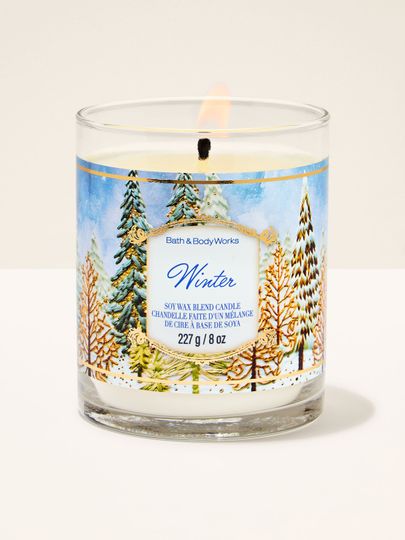 Lumânare parfumată Winter Bath & Body Works cu peisaj de iarnă și copaci acoperiți de zăpadă