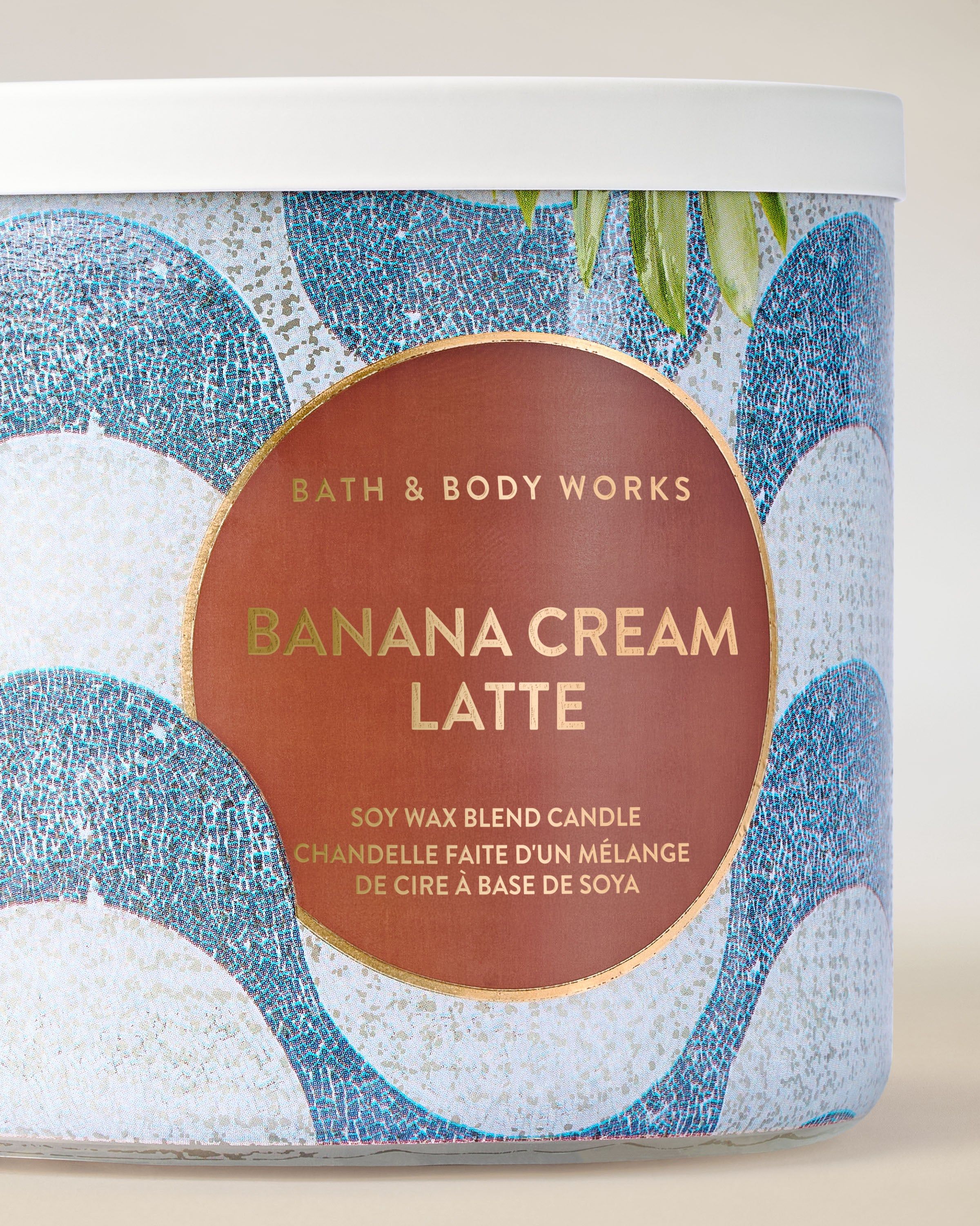 Lumânare cu trei fitiluri Banana Cream Latte, într-un borcan decorativ, creată pentru a parfuma încăperile cu o aromă cremoasă și plăcută.