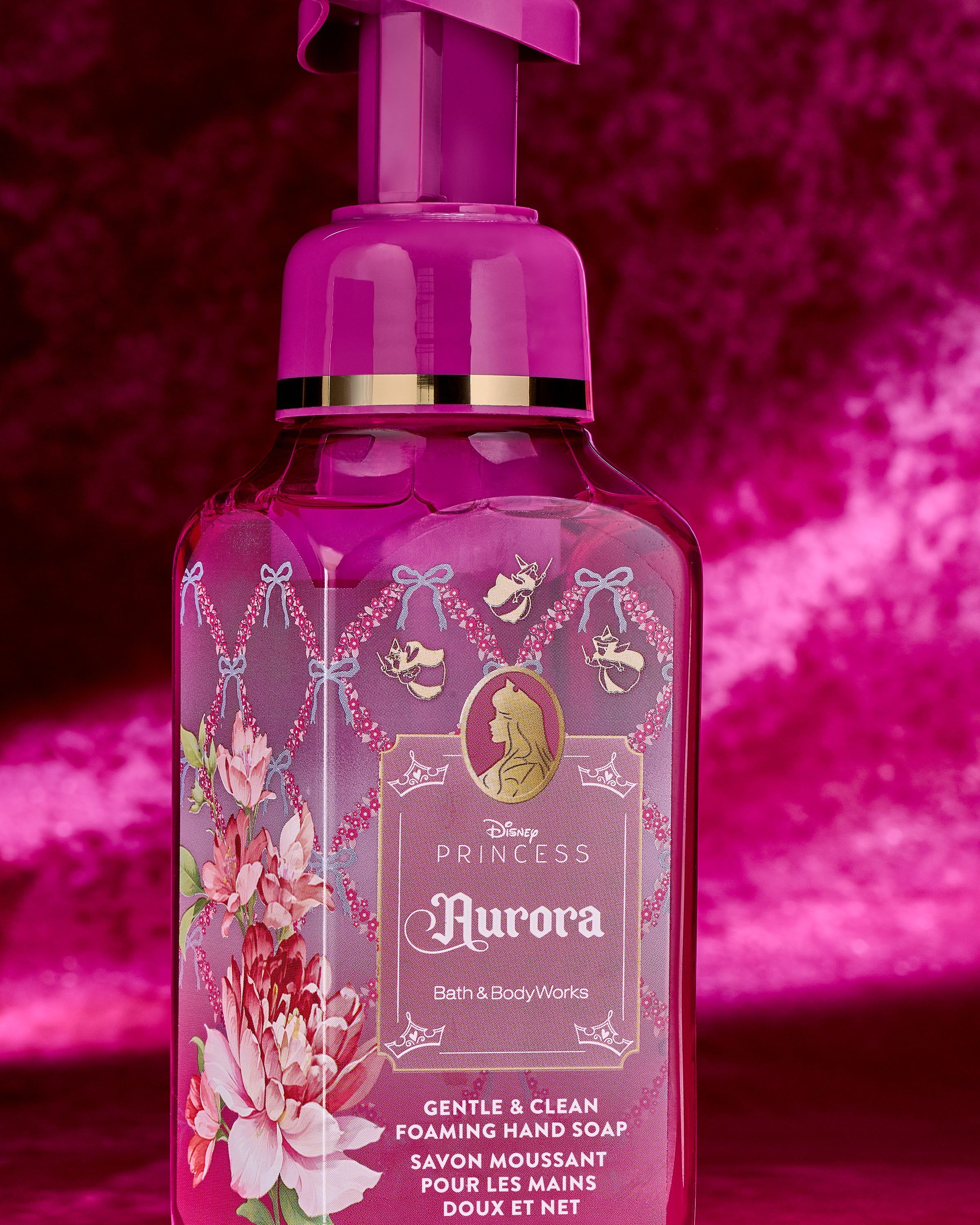 Săpun spumant Aurora de la Bath & Body Works, în flacon roz cu motive florale și accente aurii.