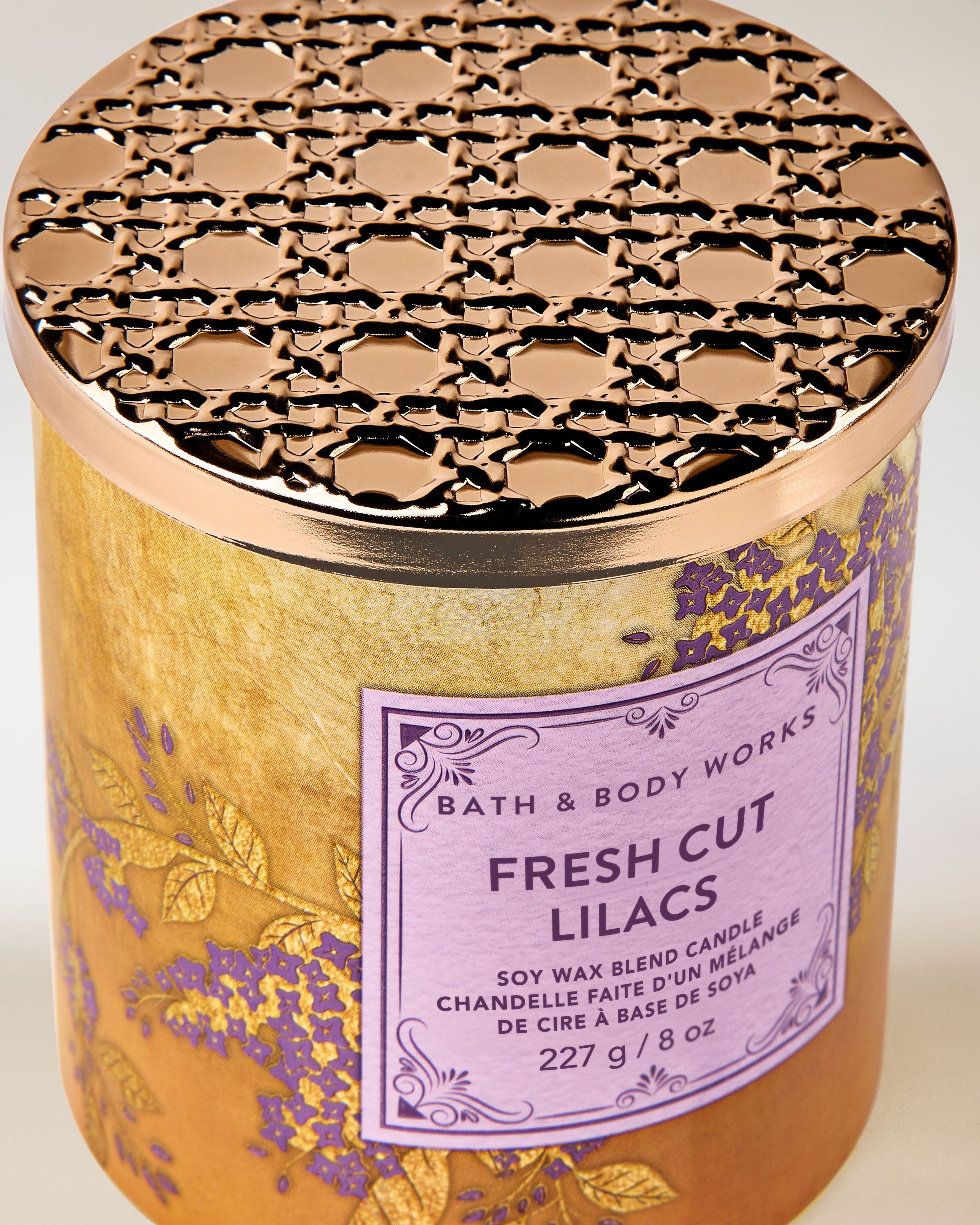 Bath & Body Works Fresh Cut Lilacs – lumânare 227 g cu capac auriu decupat și design floral mov, din colecția Fresh Cut Lilacs.