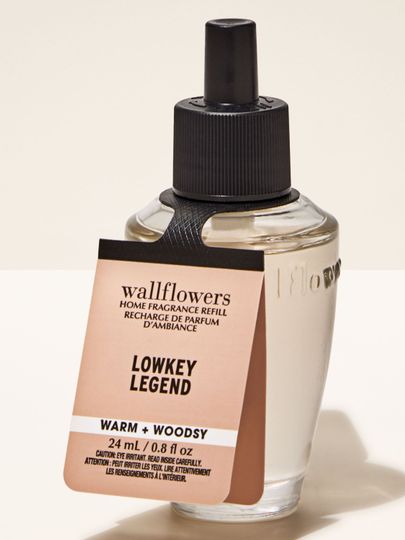 Bath & Body Works Lowkey Legend – rezervă Wallflowers caldă și lemnoasă în sticluță elegantă