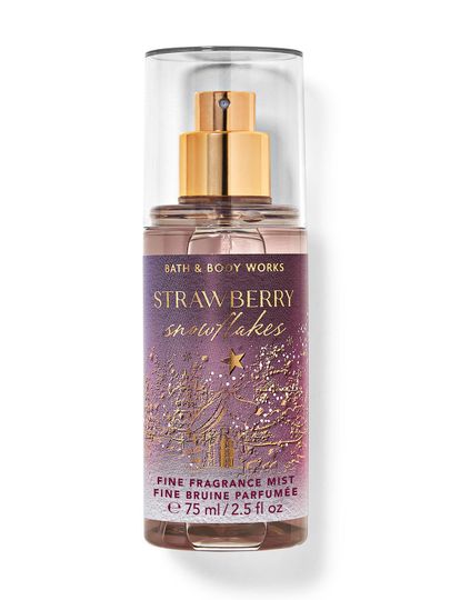 Vonná mlha Strawberry Snowflakes, v cestovní verzi, s růžovým zimním motivem. Bath&Body Works.