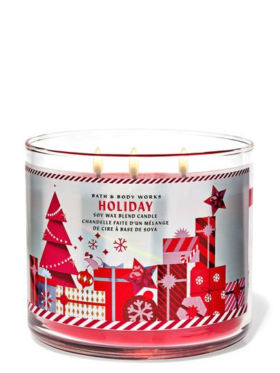 Svíčka „Holiday“ v nádobě s ilustrací hromady dárků, vánočních stromků a nákupních tašek, Bath & Body Works.
