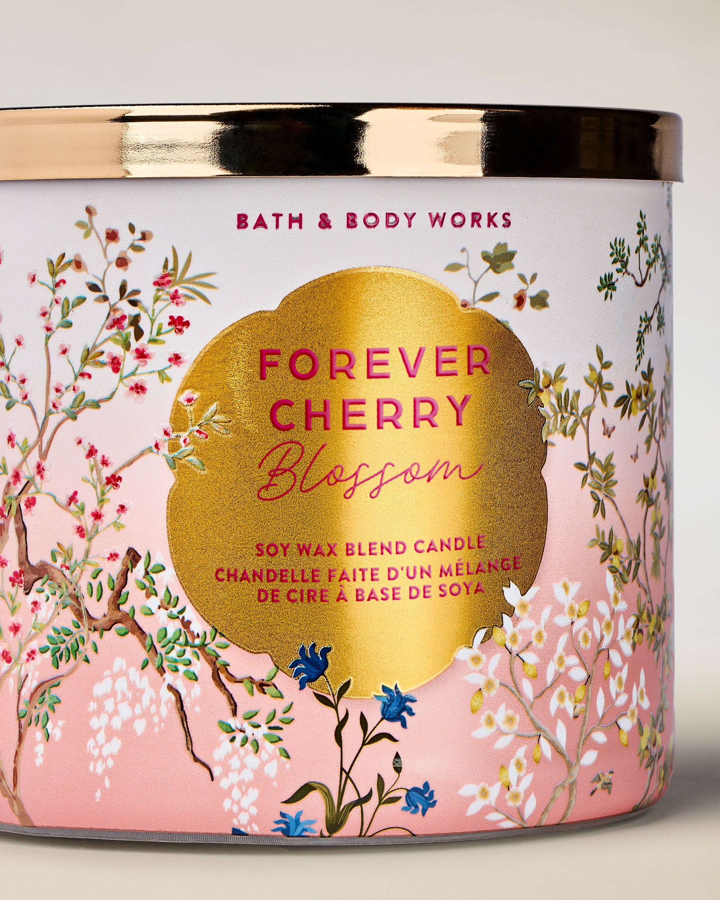 Lumânare parfumată cu 3 fitiluri Bath & Body Works Forever Cherry Blossom, în recipient din sticlă cu motiv floral.