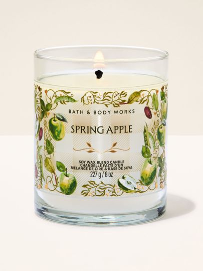 Lumânare parfumată Bath & Body Works Spring Apple 227 g, în recipient din sticlă cu motiv de mere verzi.