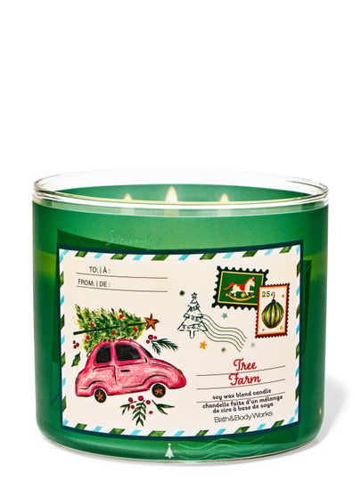 Lumânare parfumată Tree Farm Bath & Body Works cu trei fitiluri aprinse și motiv de mașină roșie cu brad