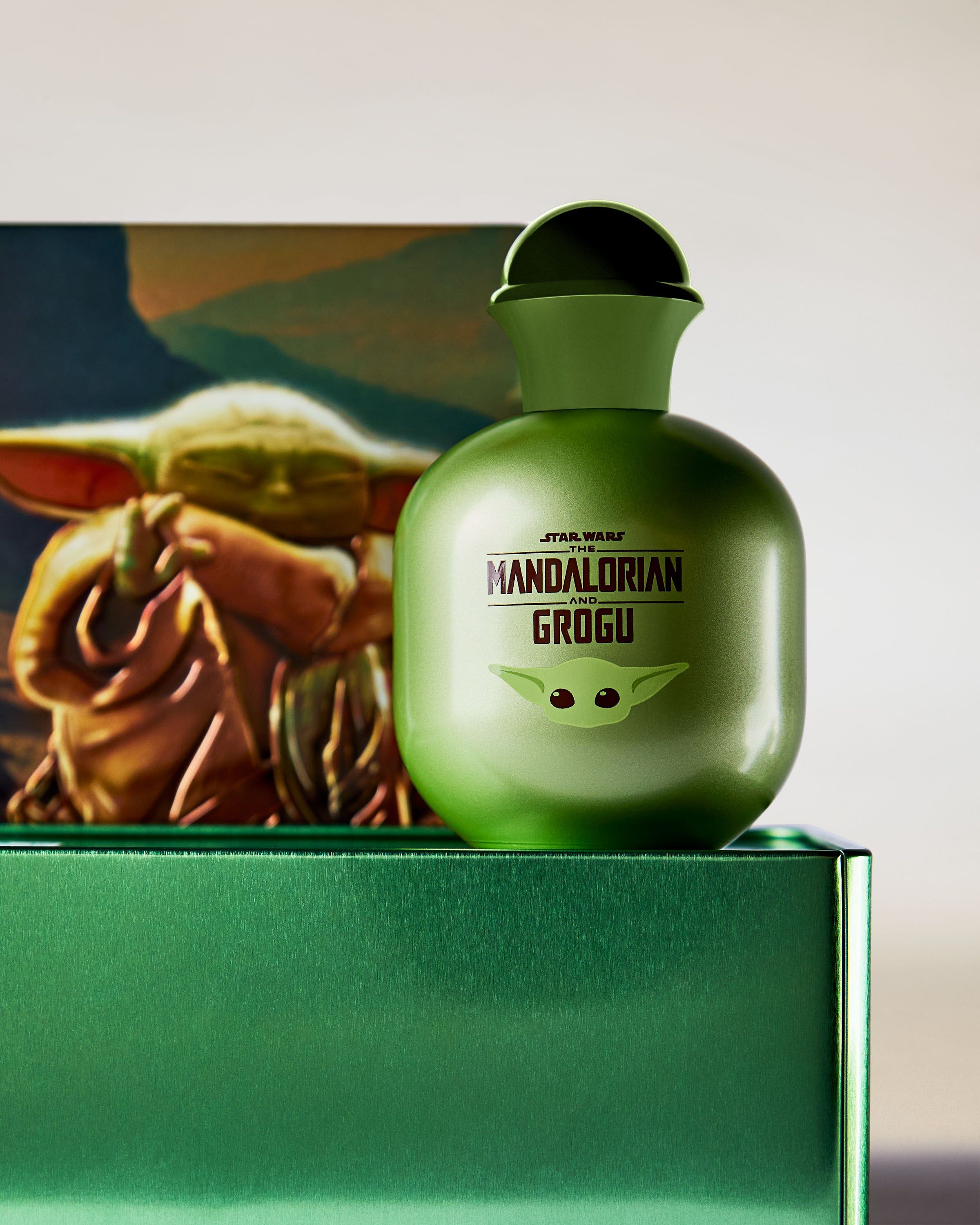 Apă de colonie Mandalorian & Grogu într‑o sticlă verde cu grafică Grogu