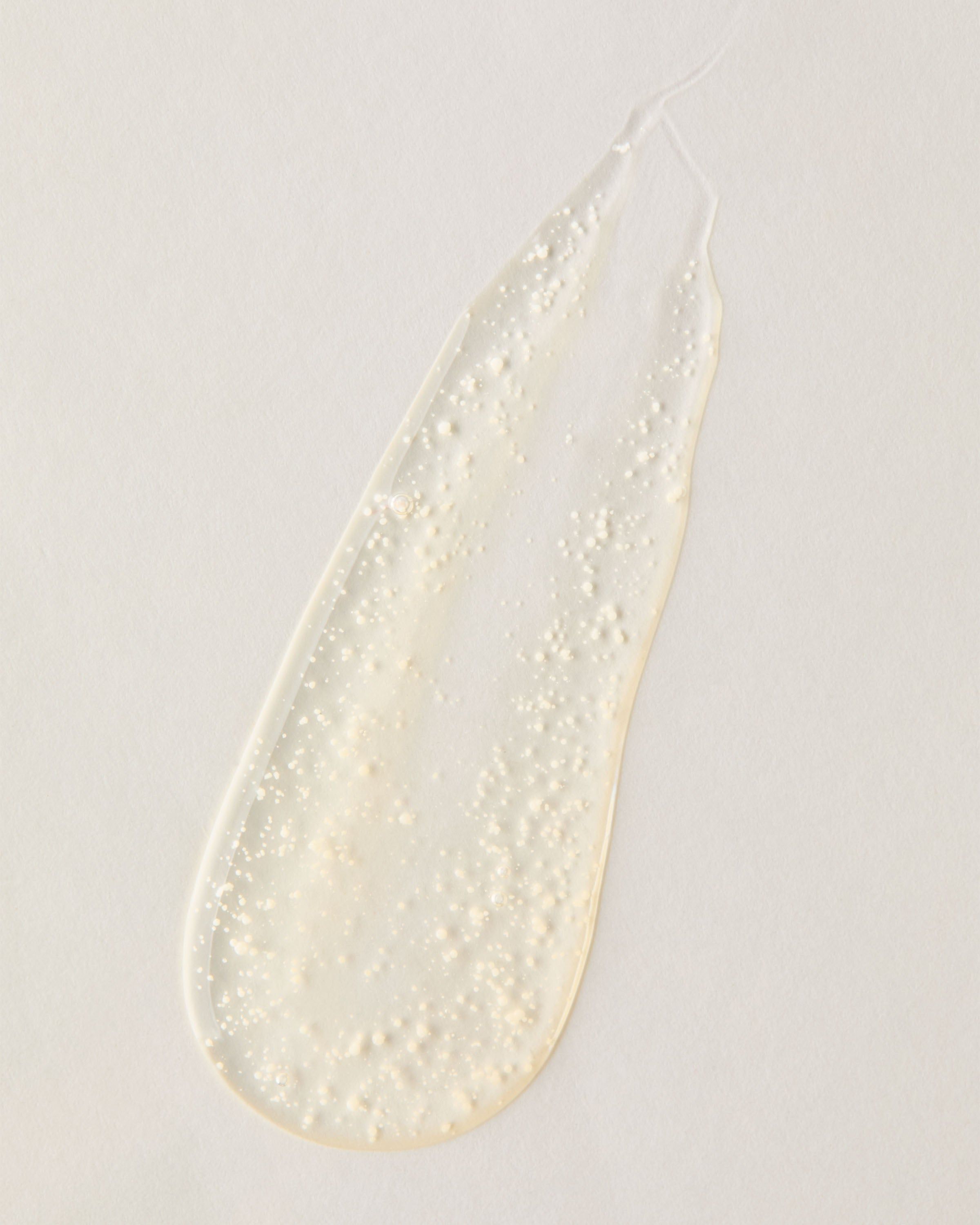 Peliculă transparentă de gel exfoliant cu particule fine, textură lejeră pentru curățarea pielii.