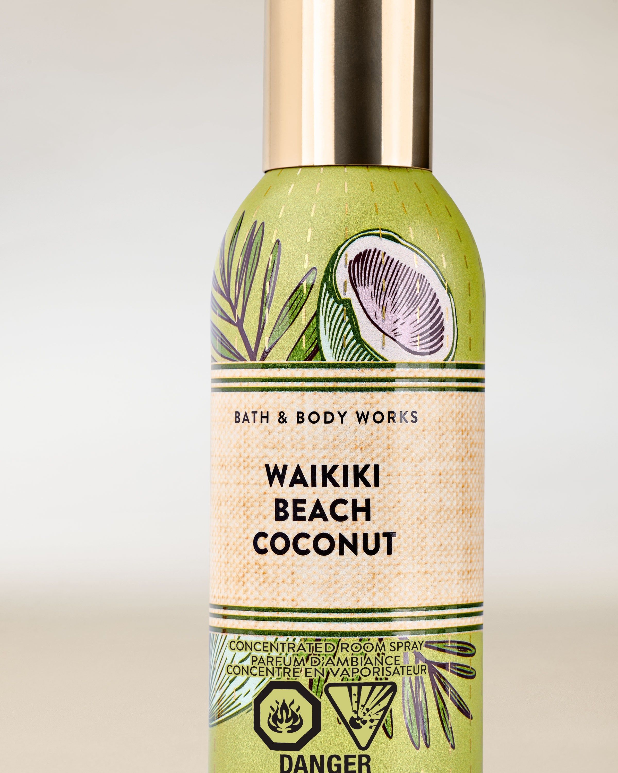 Waikiki Beach Coconut – spray de cameră verde, cu motiv tropical de cocos și capac auriu elegant.