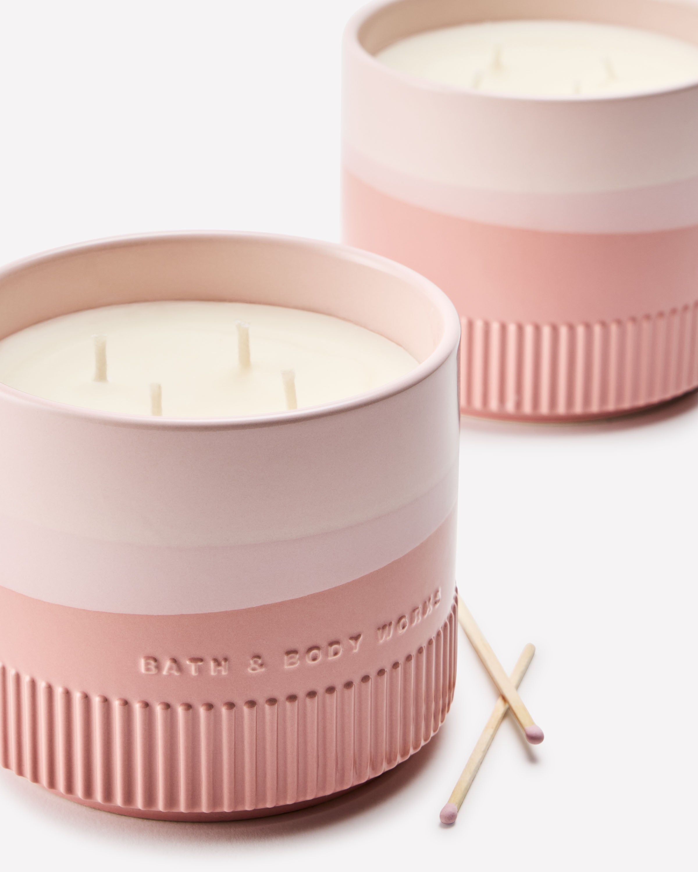 Lumânare parfumată Bath & Body Works cu 4 fitiluri într-un recipient ceramic