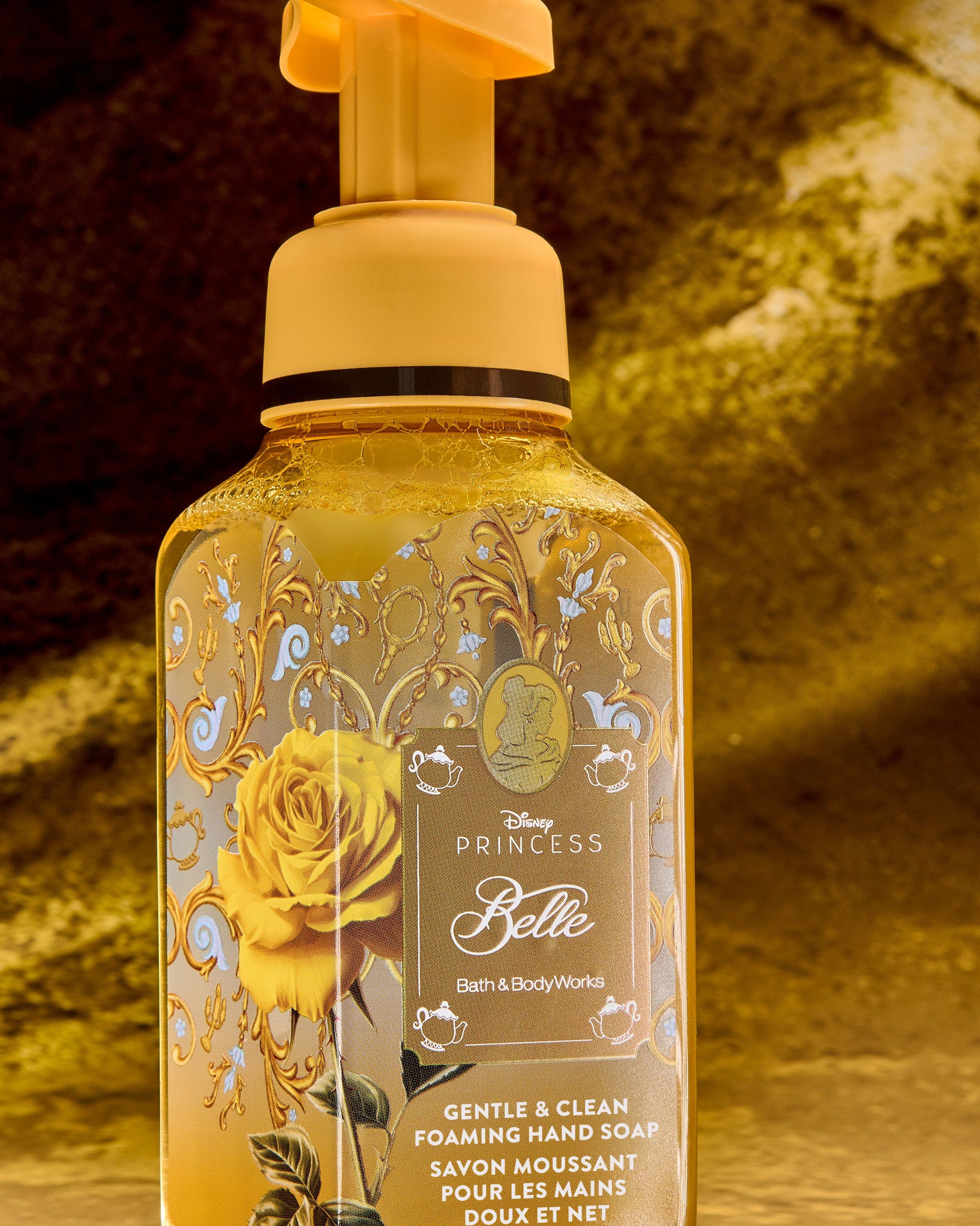 Săpun spumant Belle de la Bath & Body Works, în flacon galben‑auriu cu detalii florale elegante.