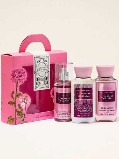 Set cadou Bath & Body Works A Thousand Wishes cu spray parfumat, gel de duș și loțiune de corp, în cutie cu mâner.