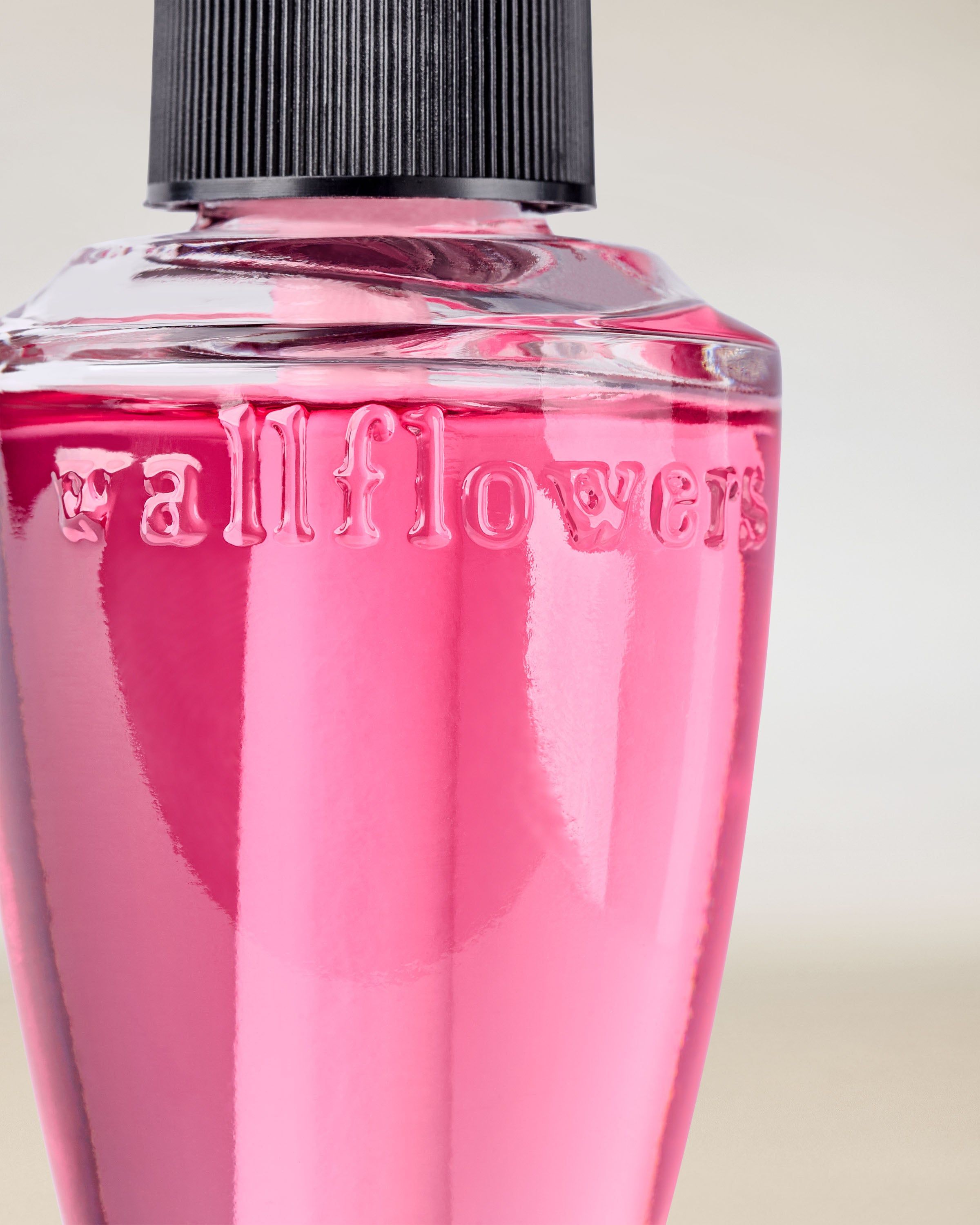 Rezerve Wallflowers Pink Petal Confetti – aromă roz pentru casă în sticluță elegantă Bath & Body Works.