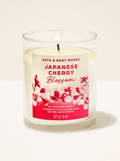 Lumânare parfumată Japanese Cherry Blossom de la Bath & Body Works, borcan din sticlă cu etichetă florală roșie.