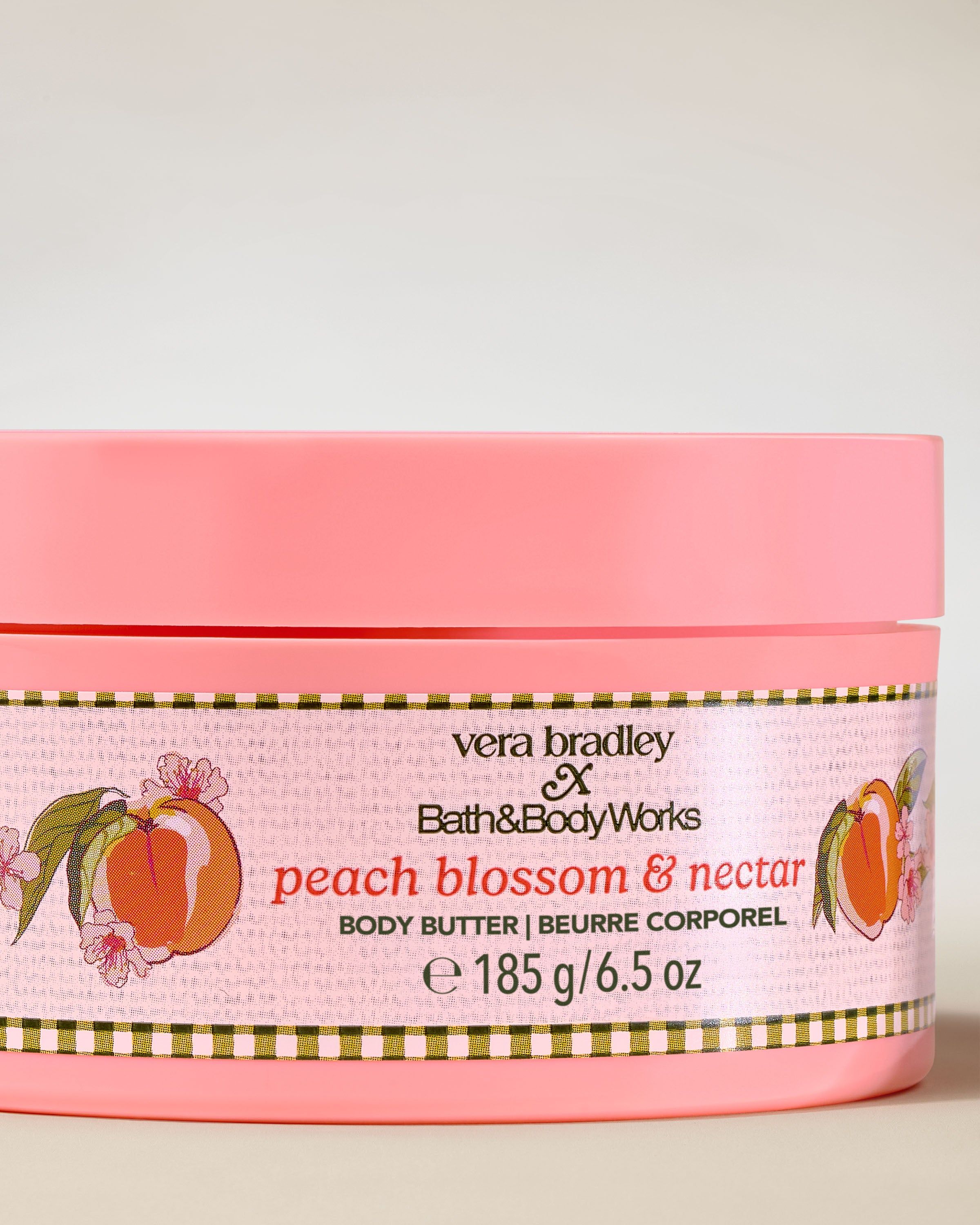 Bath & Body Works Peach Blossom & Nectar – unt de corp într-un recipient roz cu etichetă decorativă floral‑fructată.