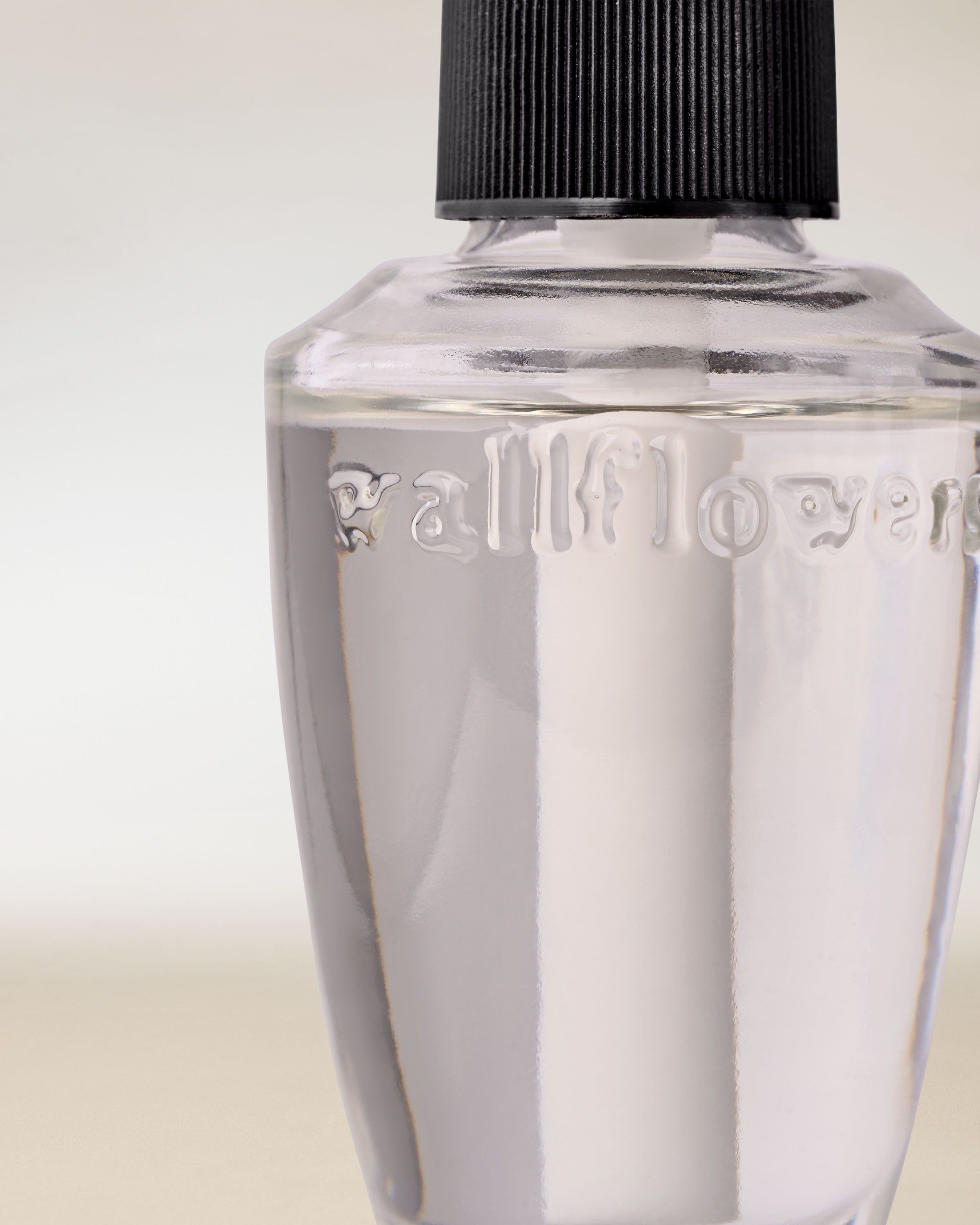 Refill Wallflowers Bath & Body Works – flacon minimalist cu ulei parfumat transparent.