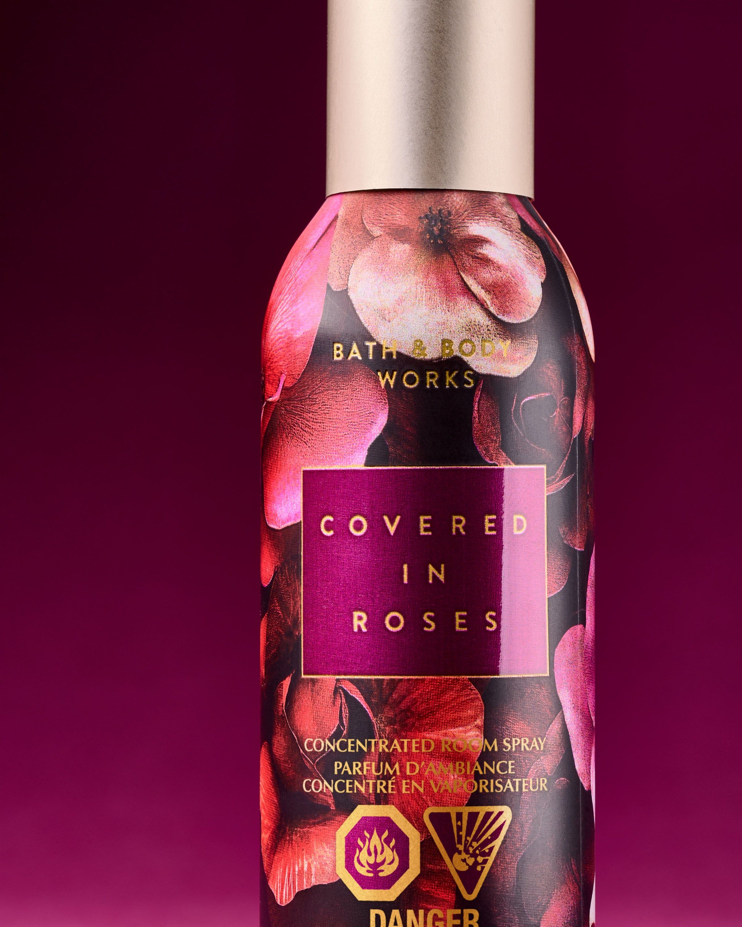Spray-ul de cameră Covered in Roses, într-un recipient practic, ideal pentru reîmprospătarea rapidă a încăperilor cu o aromă florală intensă.
