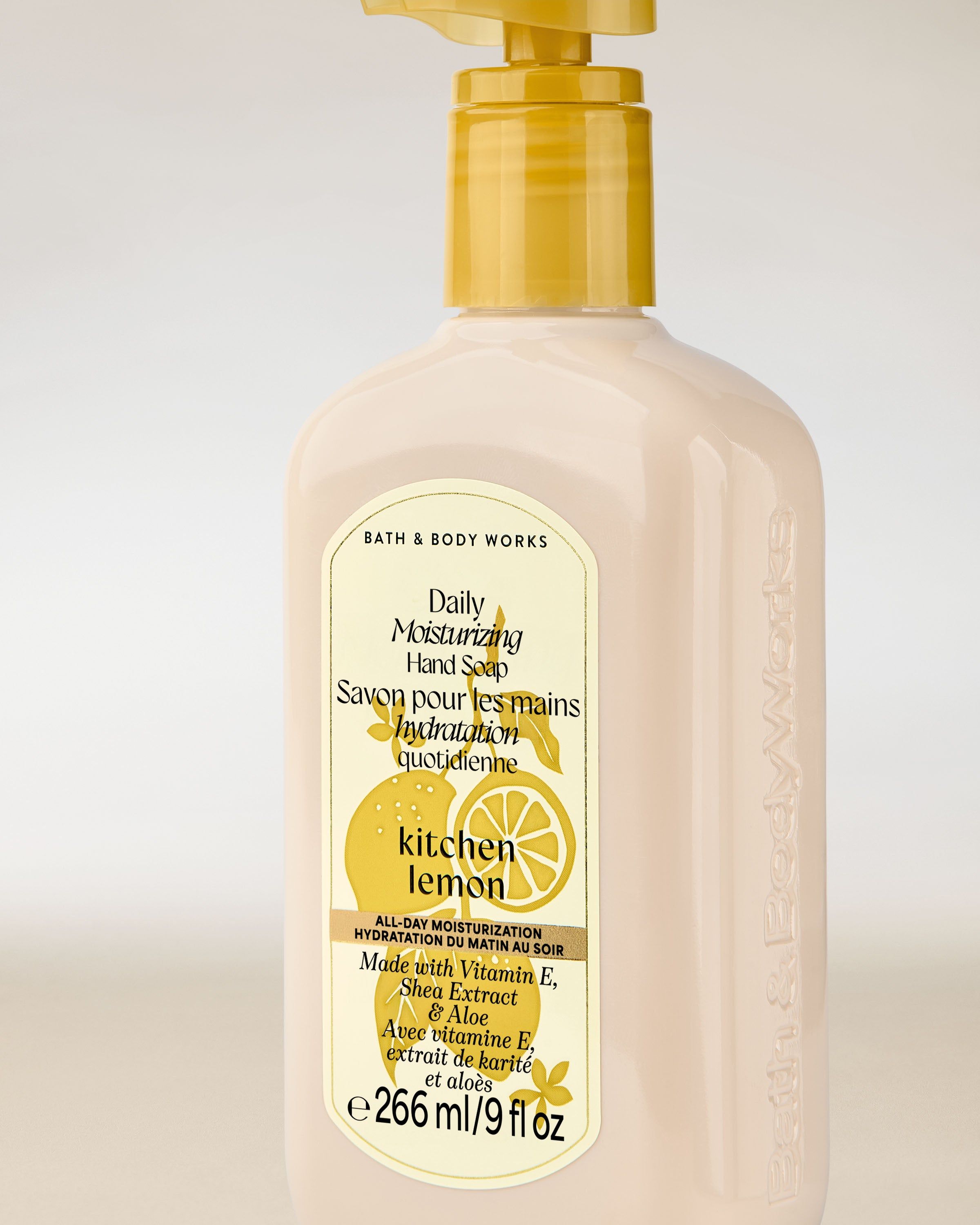 Săpunul pentru mâini Kitchen Lemon Bath & Body Works în flacon crem cu pompiță galbenă și etichetă citrică.