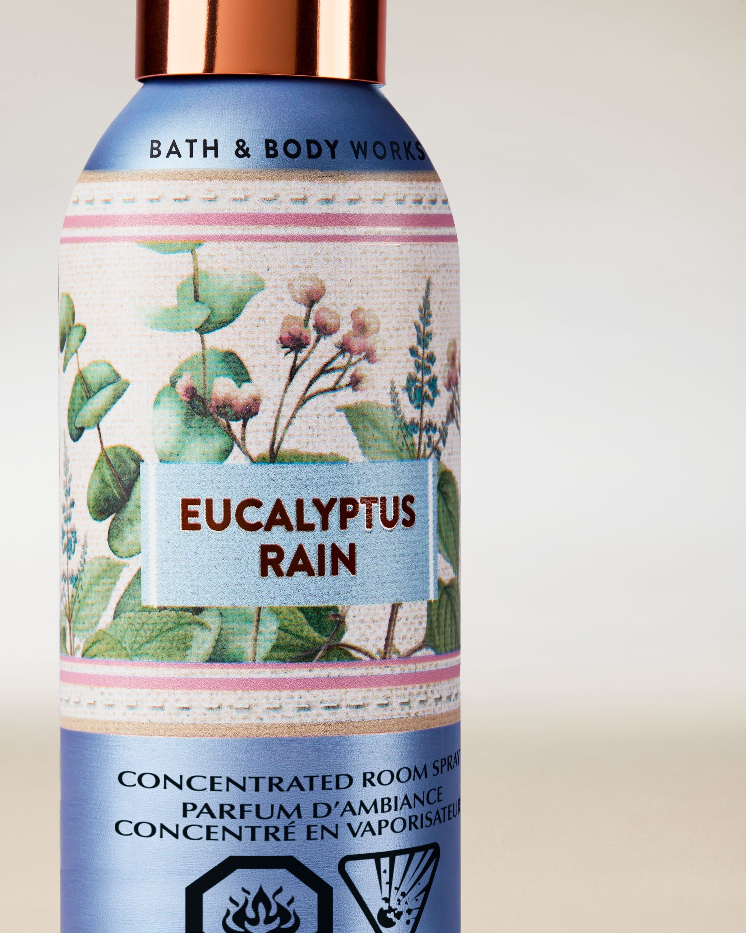 Bath & Body Works Eucalyptus Rain – spray concentrat pentru cameră într-un flacon albastru cu etichetă vegetală.