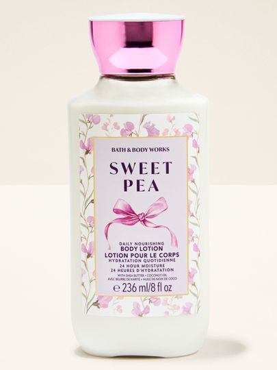 Loțiune de corp Bath & Body Works Sweet Pea 236 ml, în flacon deschis cu etichetă florală și capac roz.