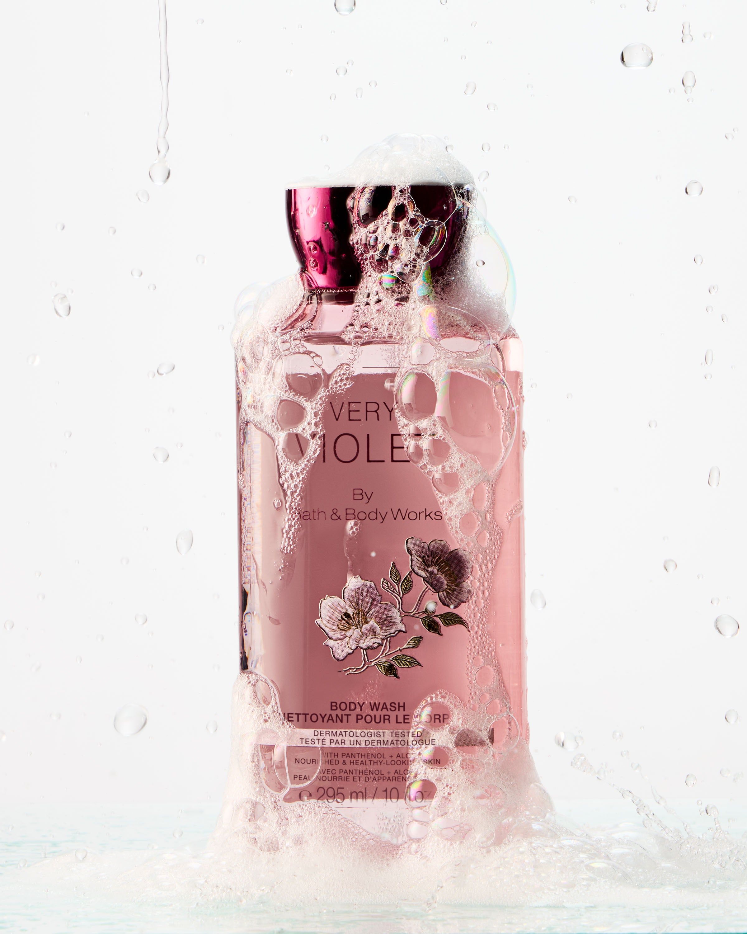 Gel de duș Very Violet Bath & Body Works cu flori de violetă pe etichetă