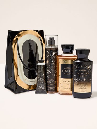 Setul Into the Night Bath & Body Works: gel de duș, loțiune, spray și cremă de mâini în punguță negru‑aurie