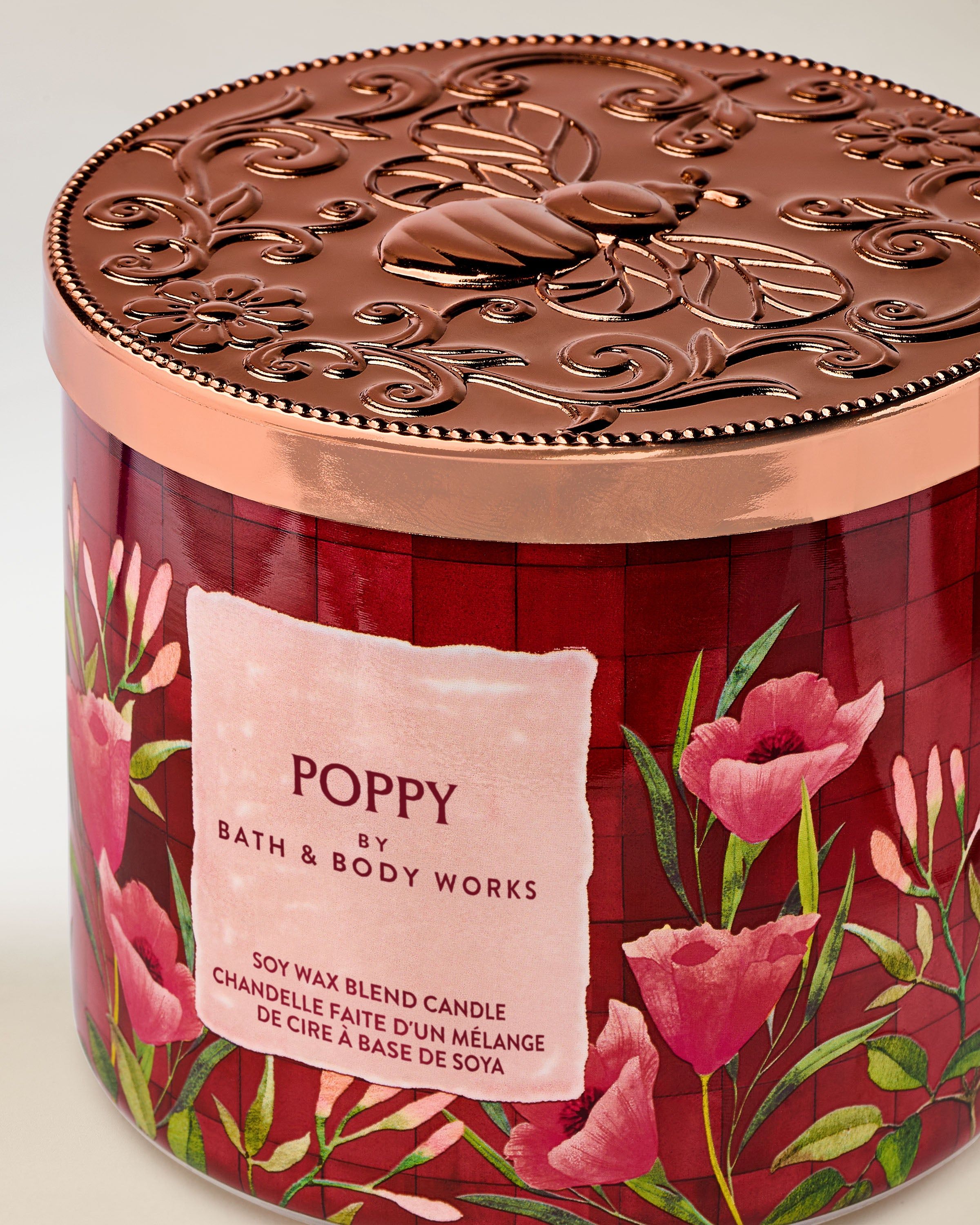 Lumânare parfumată cu 3 fitiluri Bath & Body Works Poppy, în recipient din sticlă cu motiv floral.