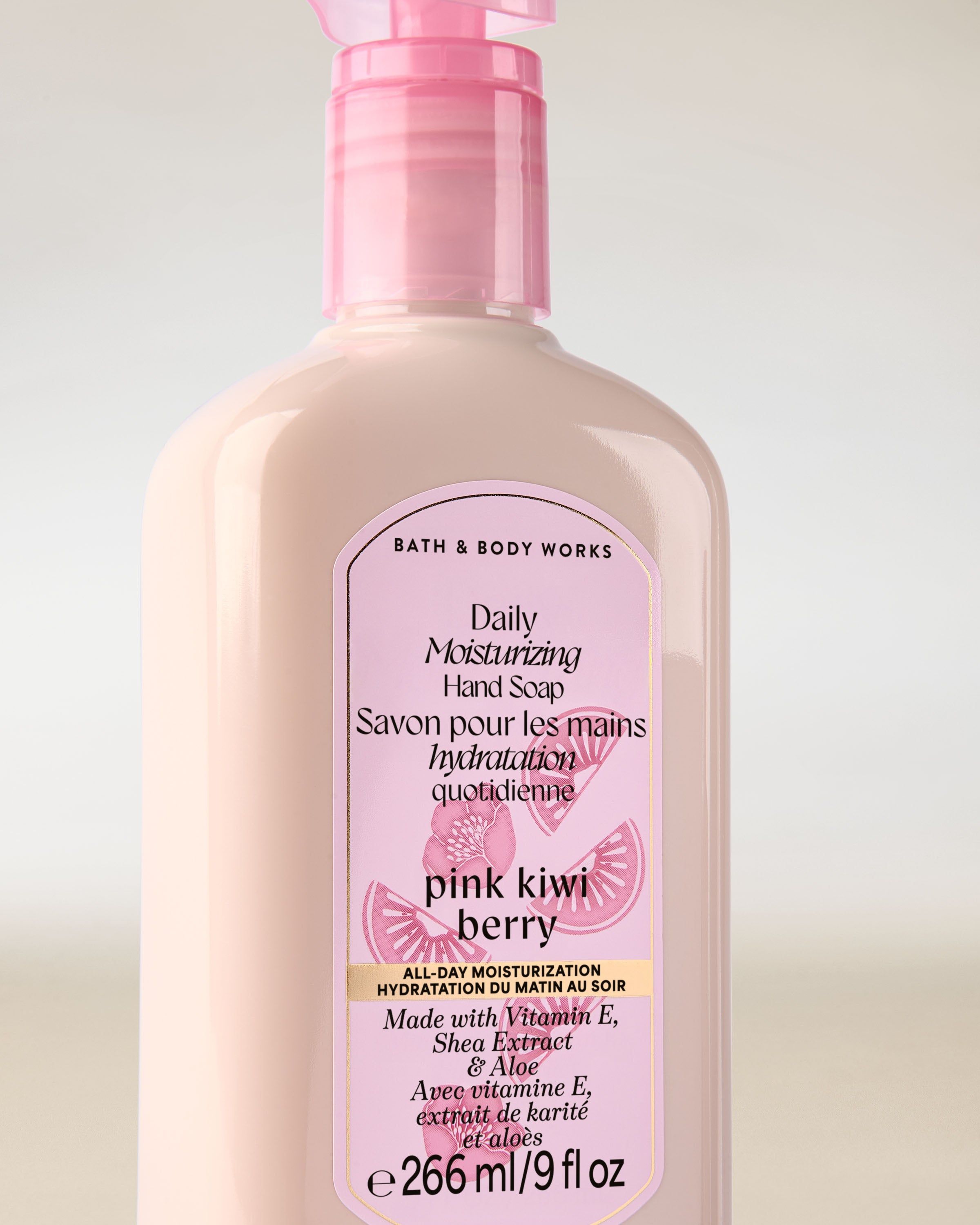 Săpunul pentru mâini Pink Kiwi Berry Bath & Body Works în flacon crem cu pompiță roz și etichetă fructată.