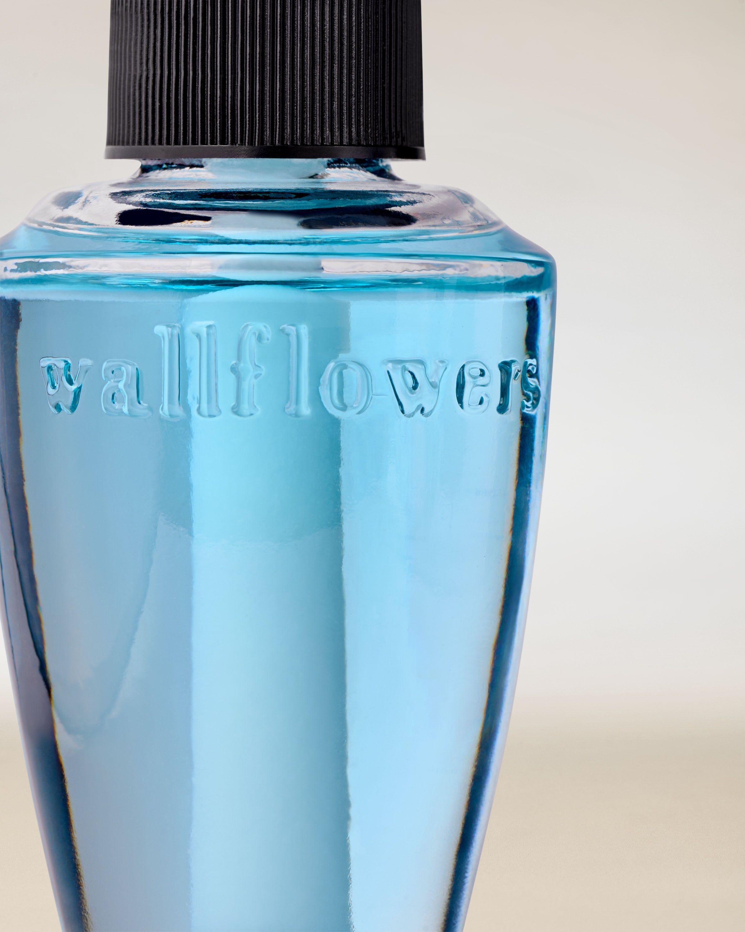 Rezerve albastru Sandbar Bath & Body Works pentru Wallflowers, detaliu apropiat cu capac negru.