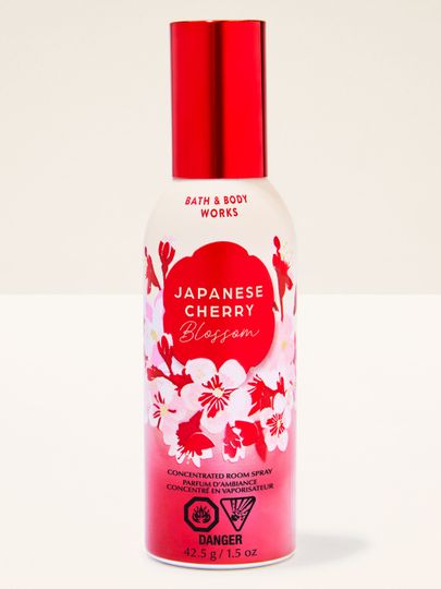 Spray parfumat pentru cameră Japanese Cherry Blossom de la Bath & Body Works, flacon alb cu etichetă roșie.