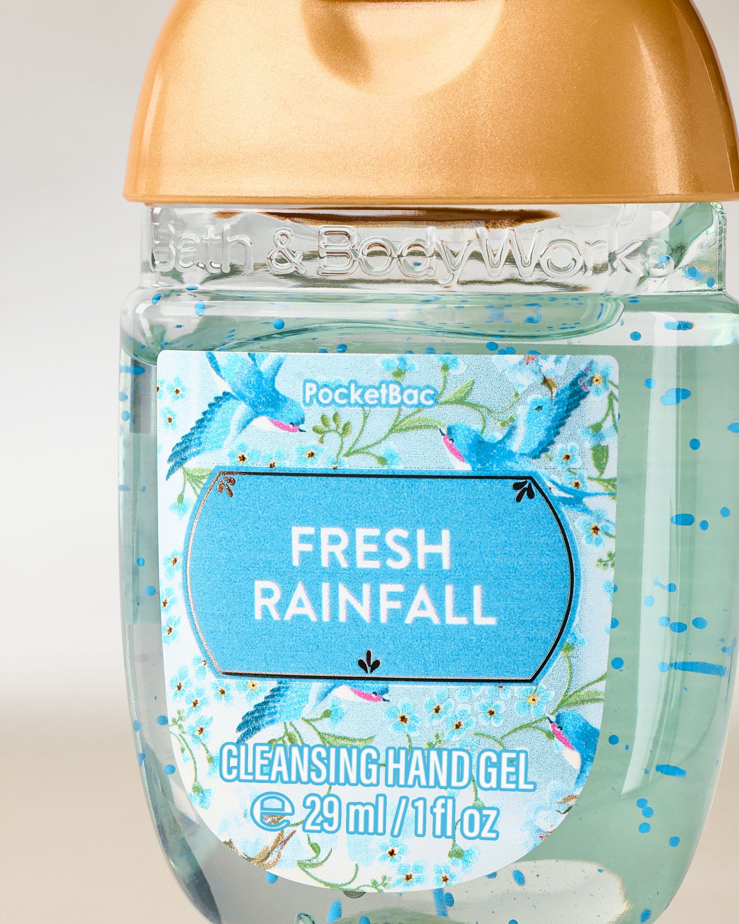 Gelul pentru curățarea mâinilor Fresh Rainfall, într-un format compact, ideal pentru utilizare rapidă pe parcursul zilei.