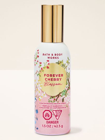 Bath & Body Works Forever Cherry Blossom – spray concentrat pentru cameră într-un flacon alb cu ilustrații florale.