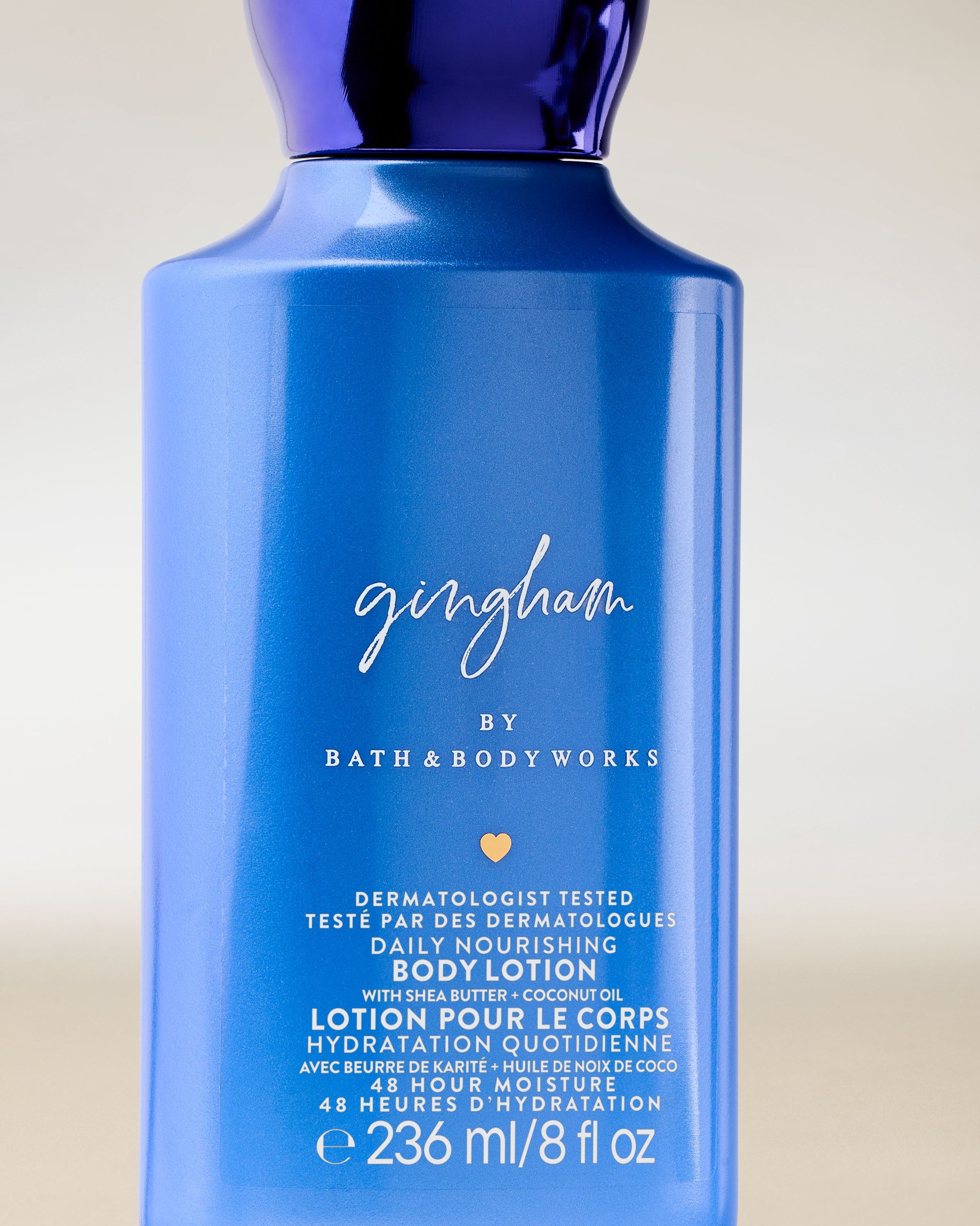 Loțiune de corp Bath & Body Works Gingham 236 ml, în flacon albastru cu design minimalist.