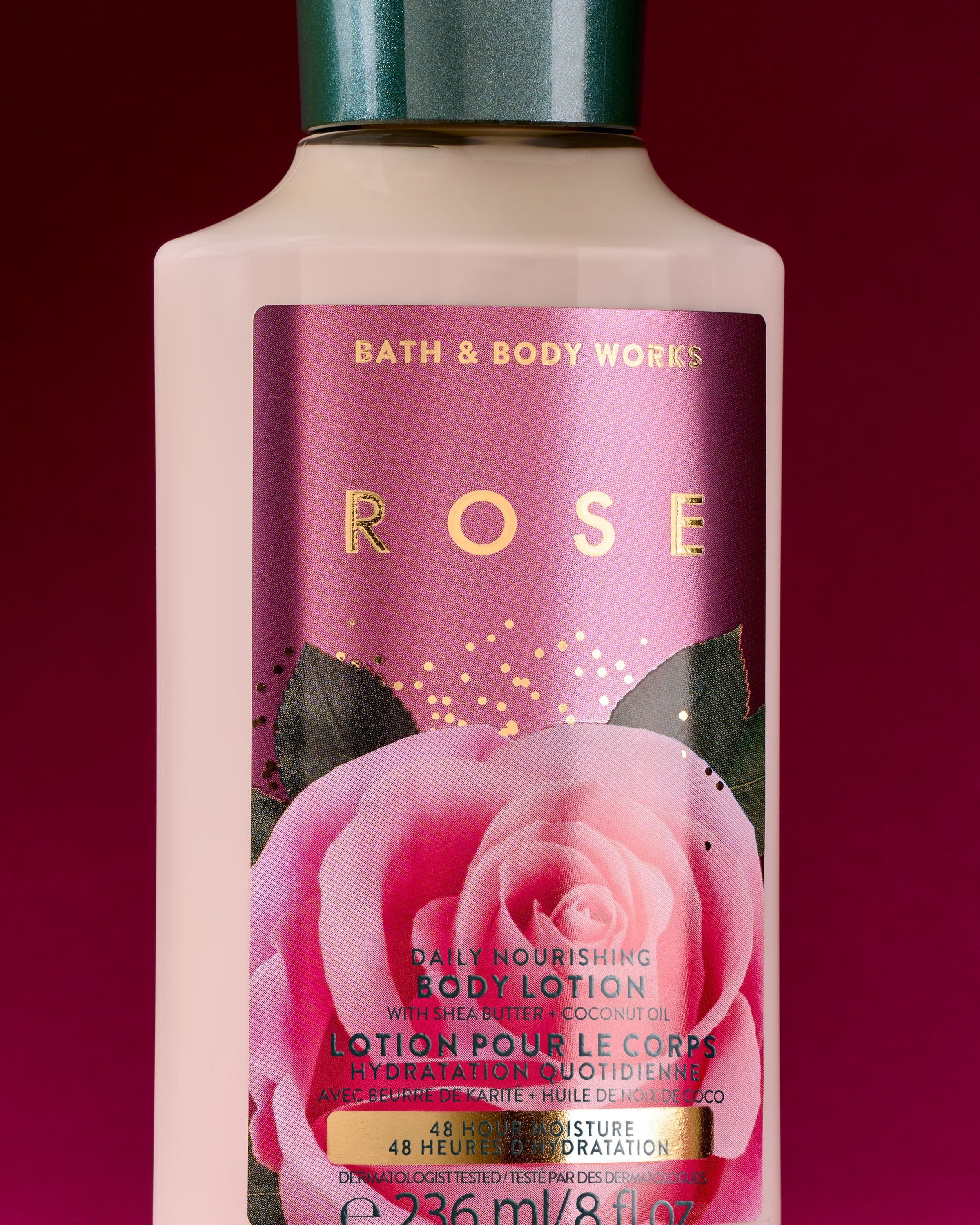 Bath & Body Works Rose – loțiune florală în sticlă crem, surprinsă pe fundal bordo.