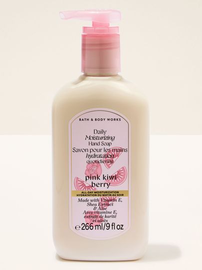 Săpunul pentru mâini Pink Kiwi Berry Bath & Body Works în flacon crem cu pompiță roz și etichetă fructată.