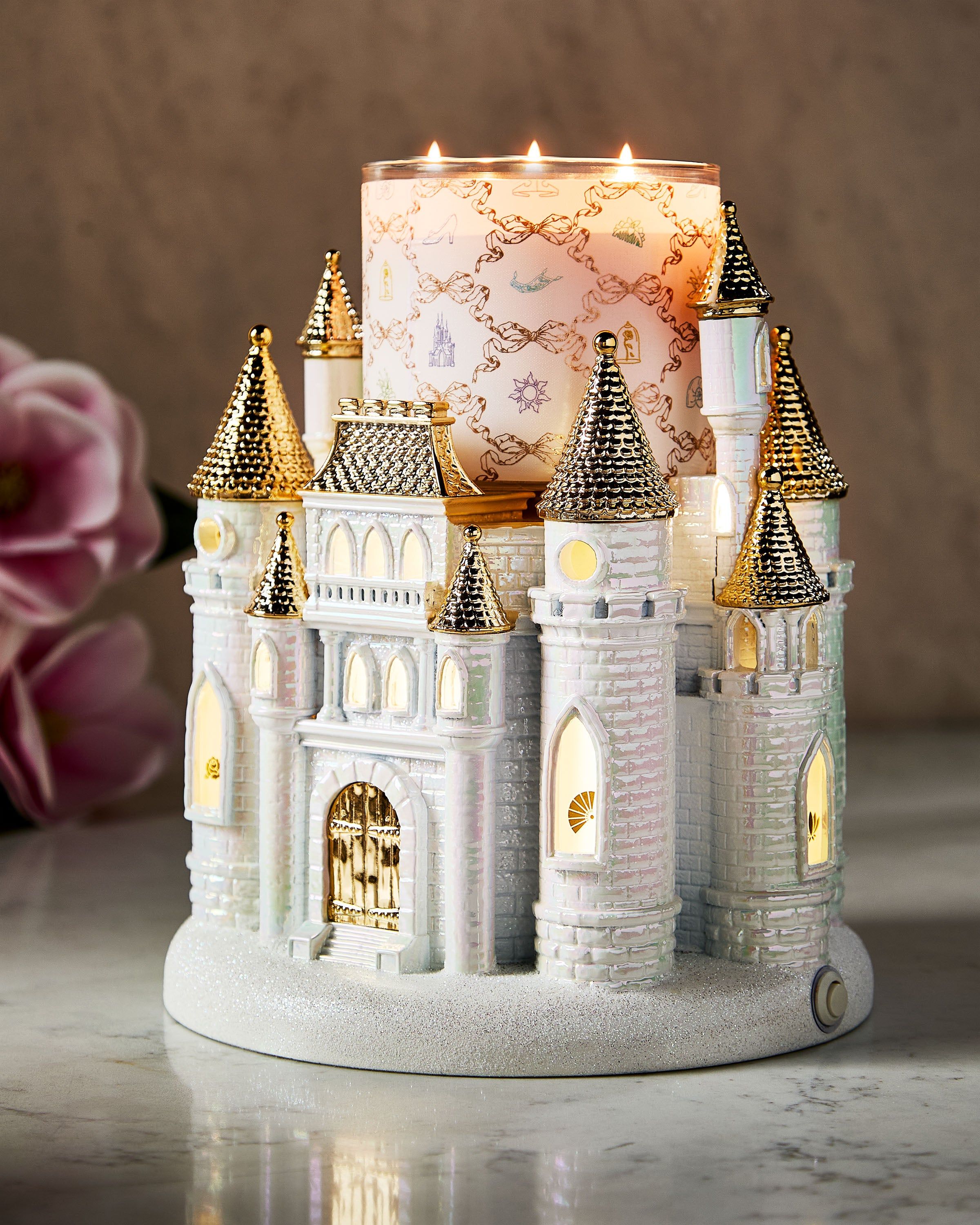 Suport pentru lumânare cu 3 fitiluri în formă de castel alb‑auriu Disney Princess, o decorare spectaculoasă.