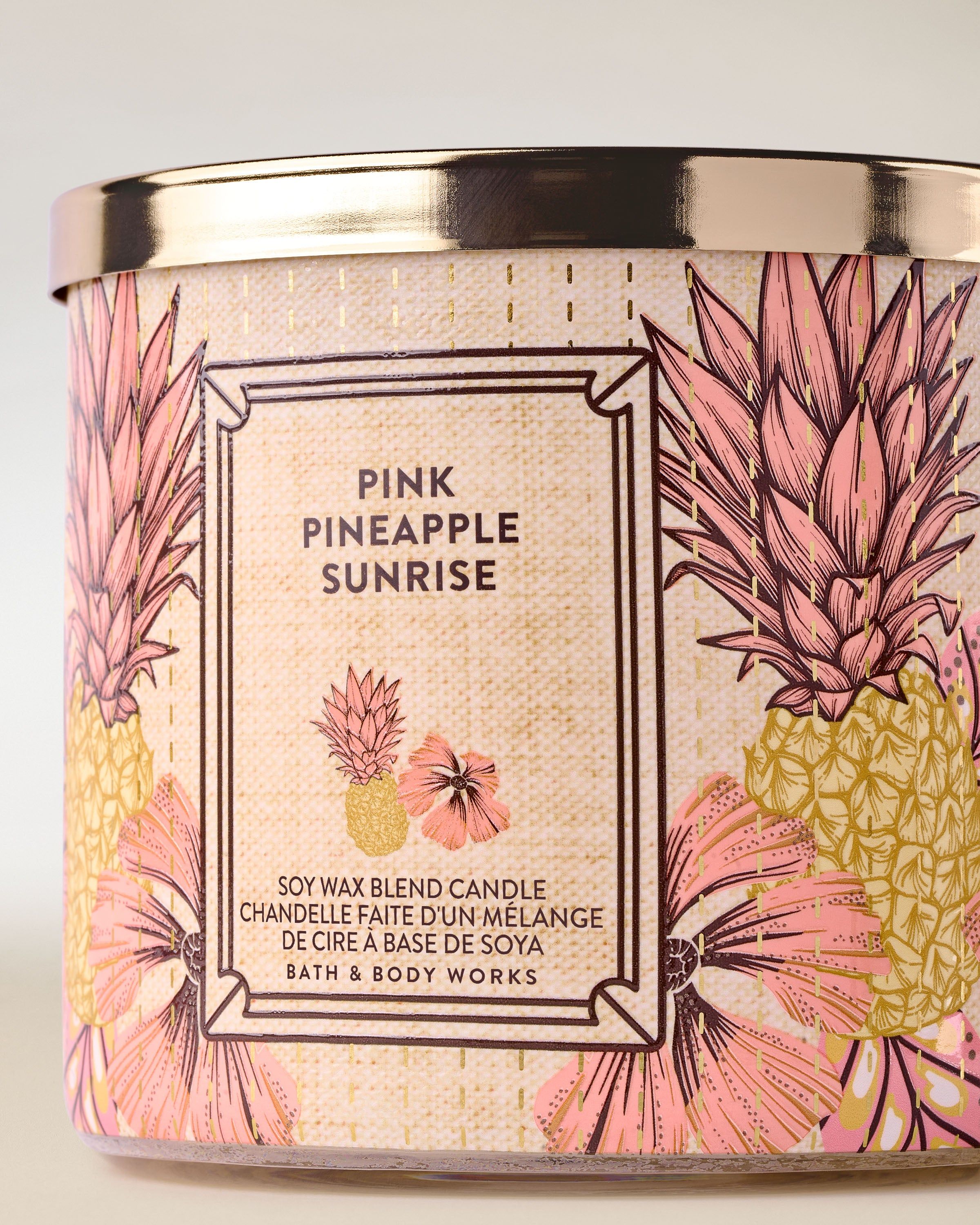 Lumânare cu 3 fitiluri Bath & Body Works Pink Pineapple Sunrise cu etichetă tropicală.