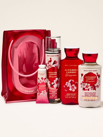 Setul Japanese Cherry Blossom de la Bath & Body Works – spray, gel, loțiune și cremă în roșu.