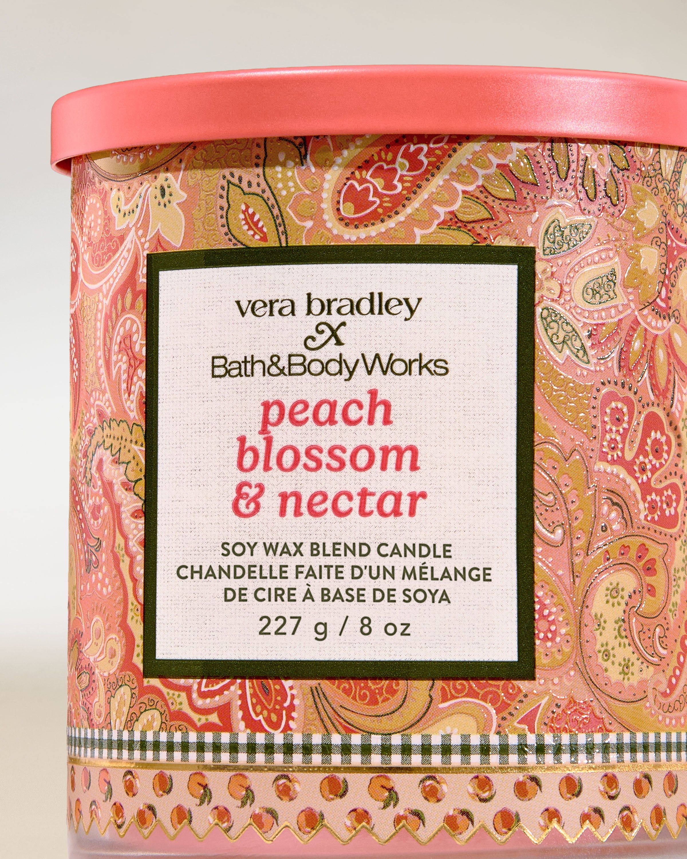 Bath & Body Works Peach Blossom & Nectar – lumânare parfumată din ceară de soia, în recipient decorat, fitil aprins.