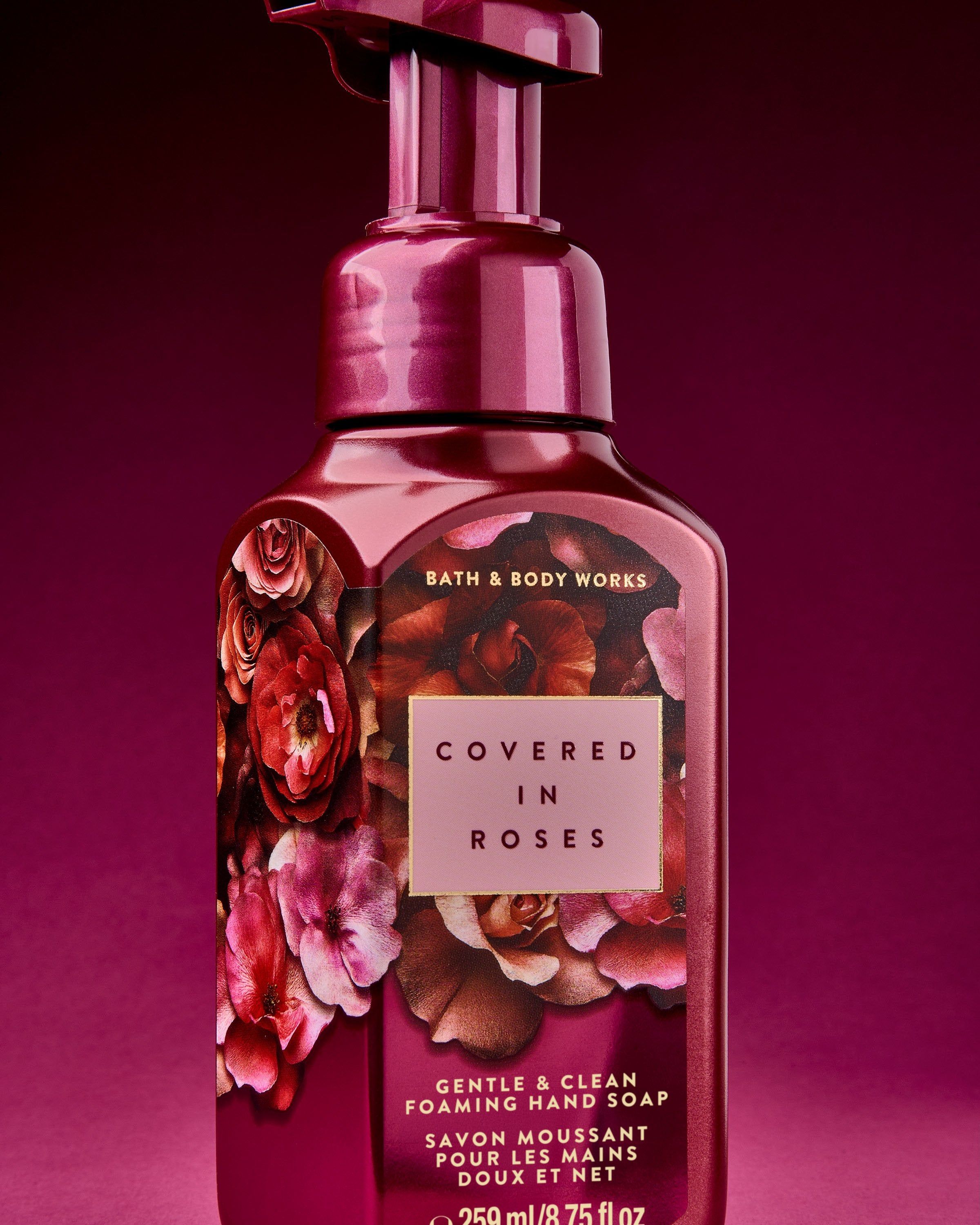 Bath & Body Works Covered in Roses – săpun spumant cu aromă de trandafiri, în sticlă bordo.