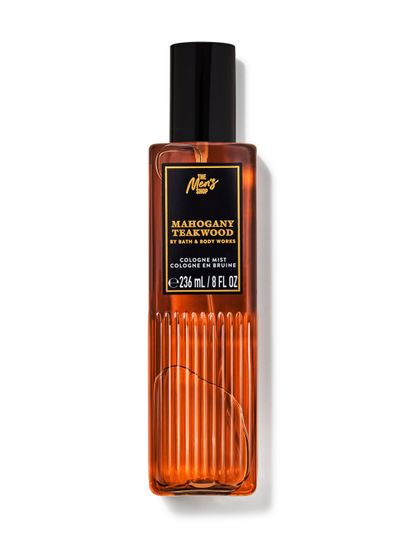 Spray de corp Bath&Body Works Mahogany Teakwood. Sticlă maro cu atomizor negru, etichetă cu inscripții de culoare aurie.