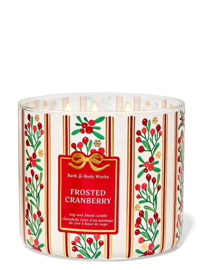 Svíčka „Frosted Cranberry“ v nádobě s bílými a červenými pruhy a vánočním vzorem bobulí, Bath & Body Works.
