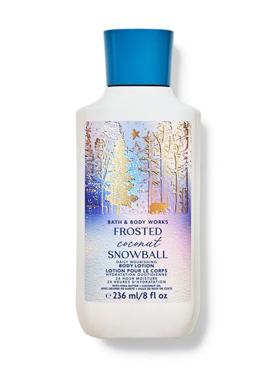 Bílé tělové mléko se zimním, lesním motivem a názvem "Frosted Coconut Snowball", Bath & Body Works.