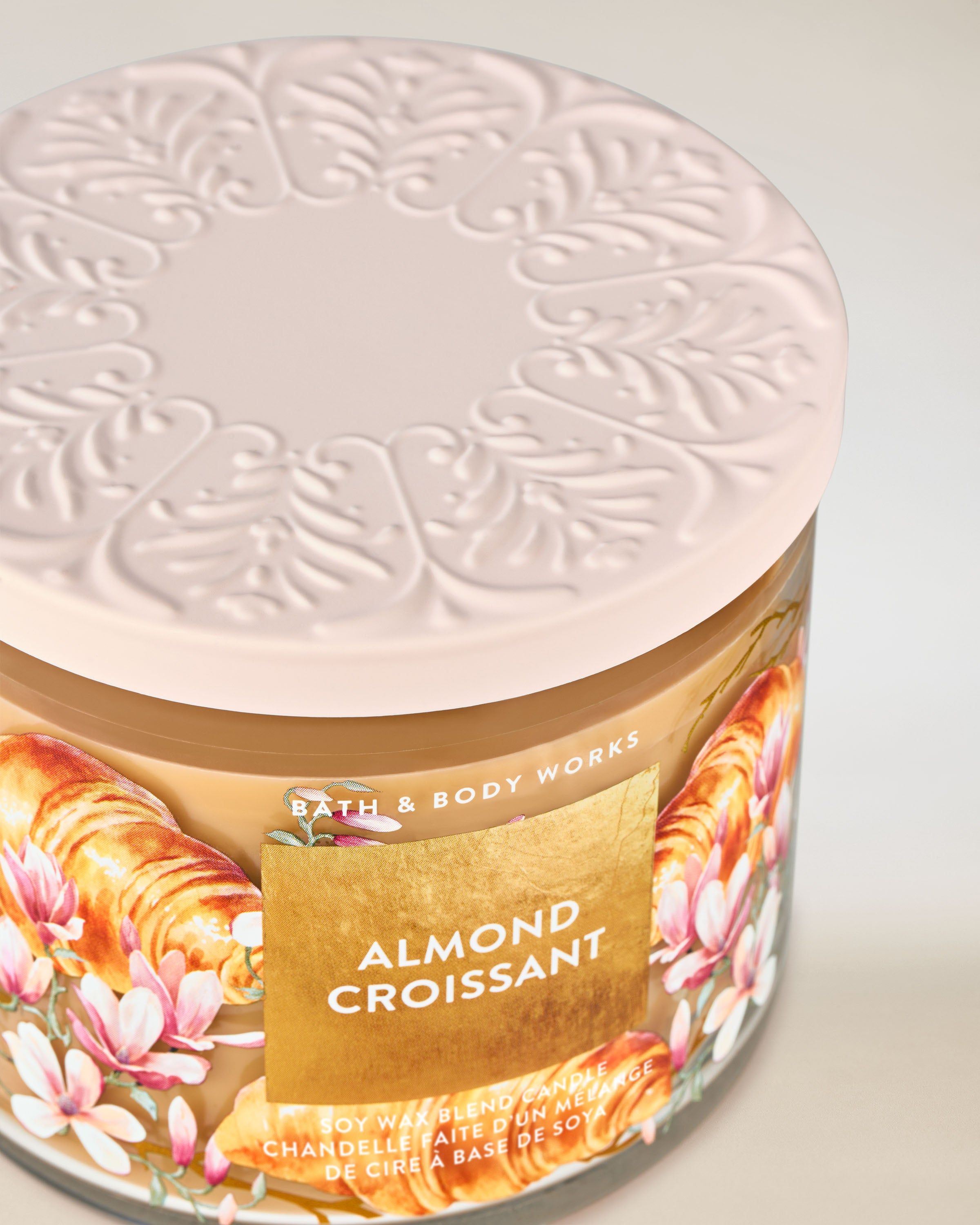 Bath & Body Works Almond Croissant – lumânare cu capac embosat deschis și motive cu croissante și flori