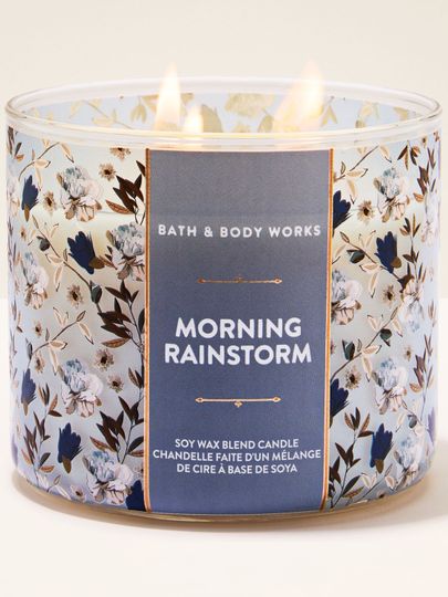 Bath & Body Works Morning Rainstorm – lumânare cu 3 fitiluri în pahar floral cu accente albastre și parfum proaspăt, răcoritor.