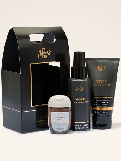 Set The Men’s Shop Noir de la Bath & Body Works cu cremă de corp și mgiełcă, plus gel antibacterian White Barn.